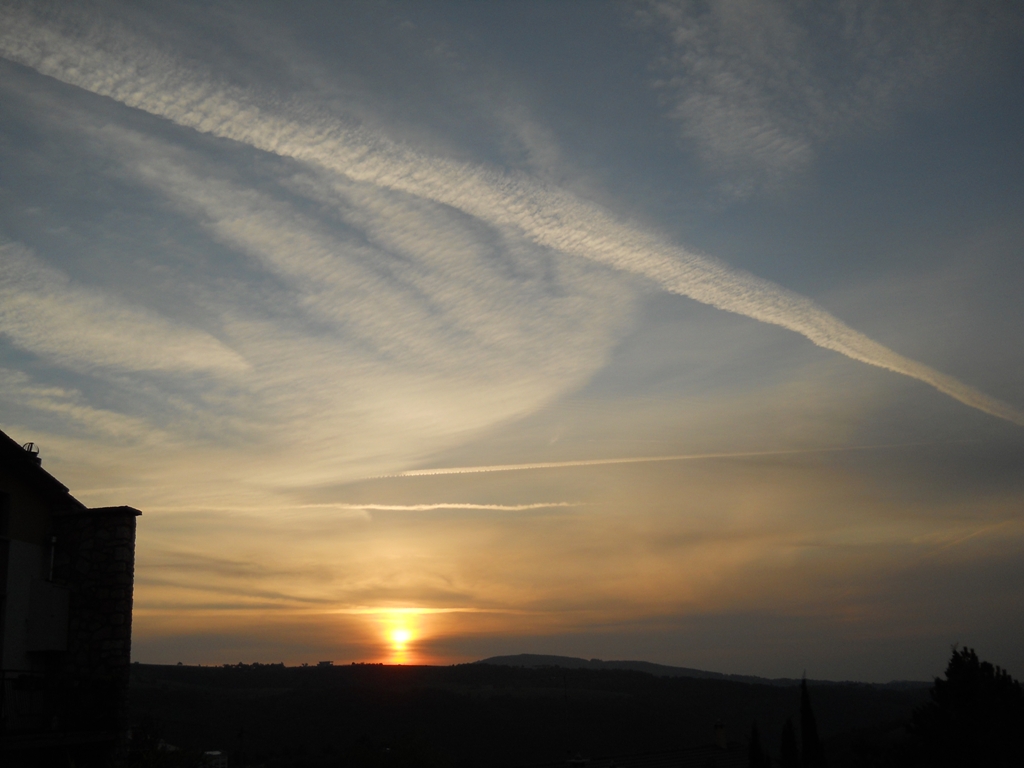 Scie bianche nel cielo